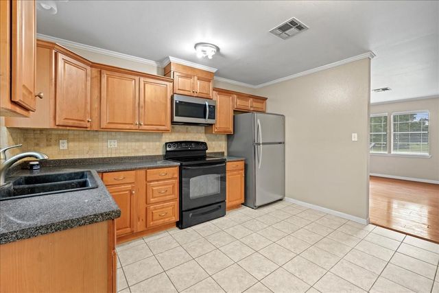 512 N College Street, Weimar, TX 78962