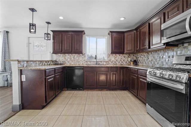 9957 Tuxedo Street, Dearborn, MI 48120