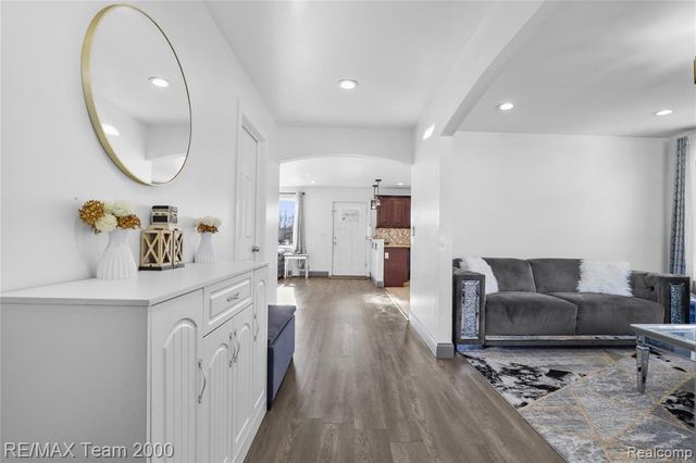 9957 Tuxedo Street, Dearborn, MI 48120