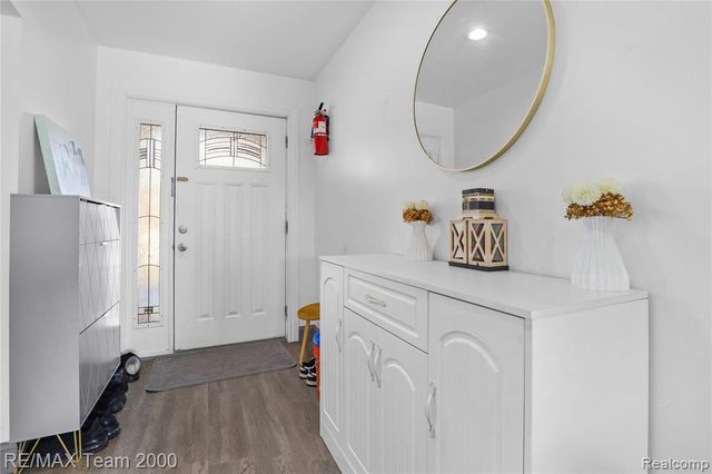 9957 Tuxedo Street, Dearborn, MI 48120