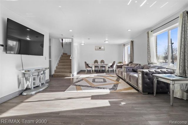 9957 Tuxedo Street, Dearborn, MI 48120