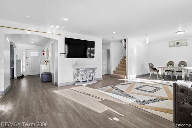 9957 Tuxedo Street, Dearborn, MI 48120