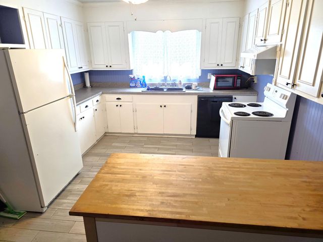 430 Fountain Lake Drive, Eutawville, SC 29048