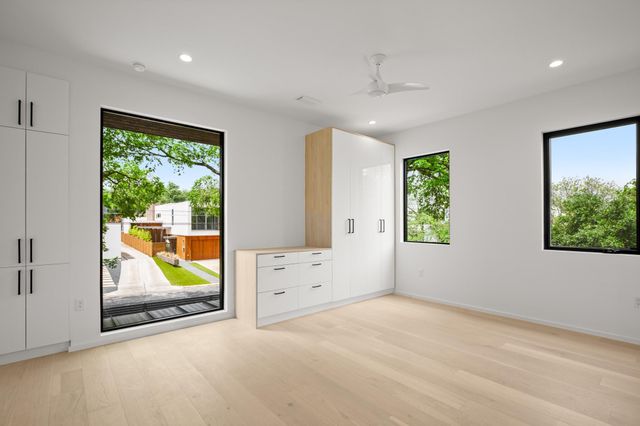 2215 S 3rd ST, Austin, TX 78704