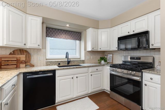 20933 Ivy Circle, Macomb Township, MI 48044