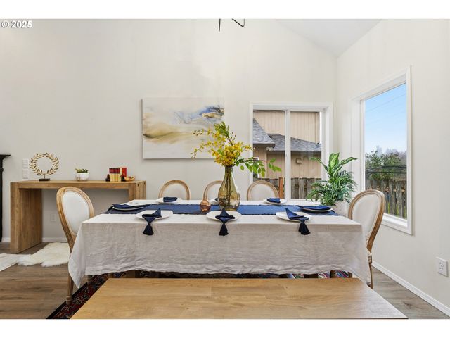 17231 Nw OAKLEY Ct, Portland, OR 97229