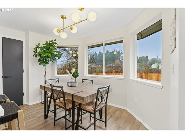 17231 Nw OAKLEY Ct, Portland, OR 97229