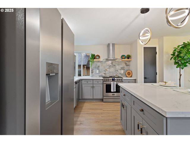 17231 Nw OAKLEY Ct, Portland, OR 97229