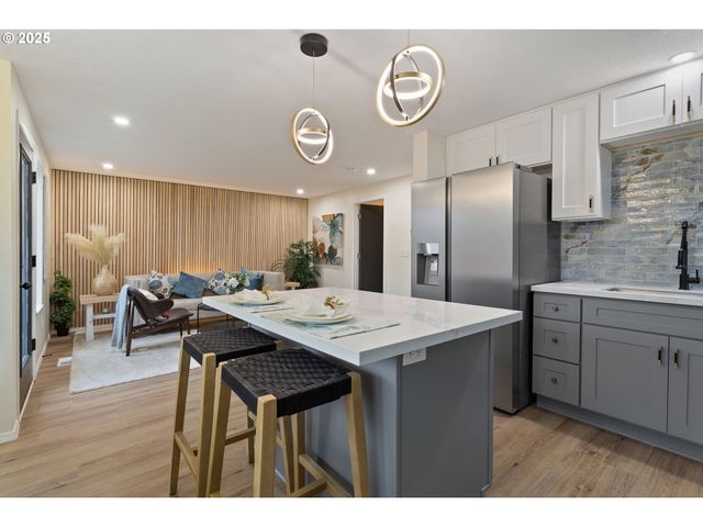 17231 Nw OAKLEY Ct, Portland, OR 97229