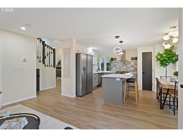 17231 Nw OAKLEY Ct, Portland, OR 97229