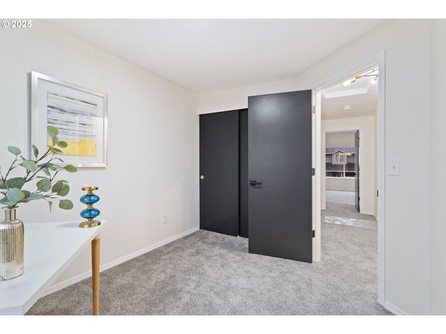 17231 Nw OAKLEY Ct, Portland, OR 97229