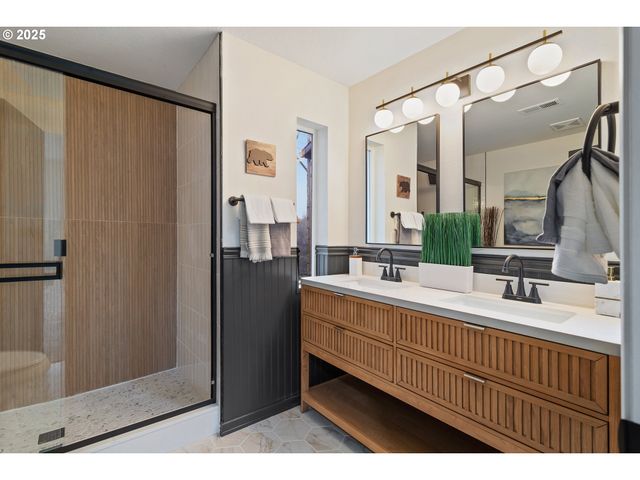 17231 Nw OAKLEY Ct, Portland, OR 97229