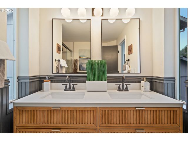 17231 Nw OAKLEY Ct, Portland, OR 97229