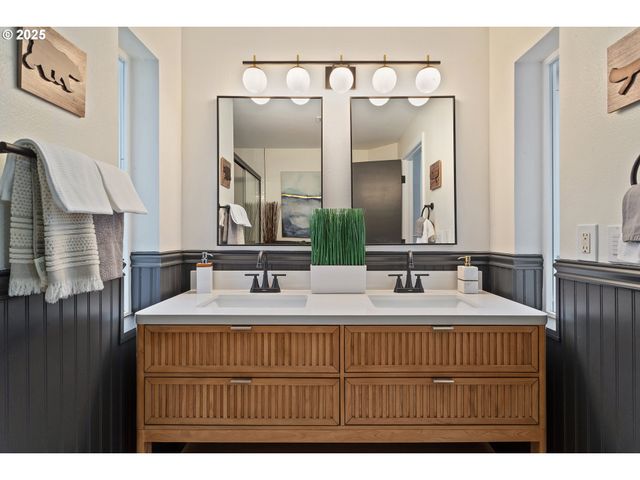 17231 Nw OAKLEY Ct, Portland, OR 97229