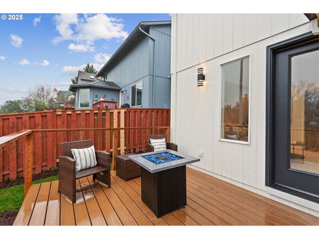 17231 Nw OAKLEY Ct, Portland, OR 97229