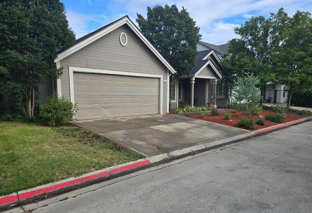 Image 4 of property listing at 8665 N Cedar Avenue # 118, Fresno, CA 93720