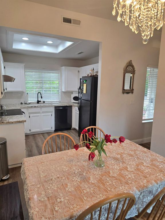 Image 7 of property listing at 8665 N Cedar Avenue # 118, Fresno, CA 93720
