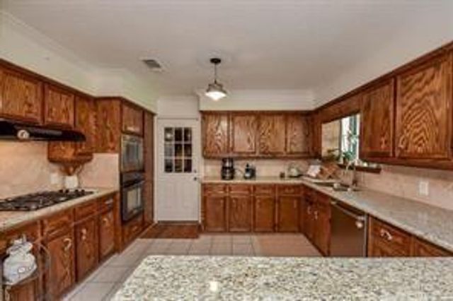 101 Pin Oak Drive, Baytown, TX 77520