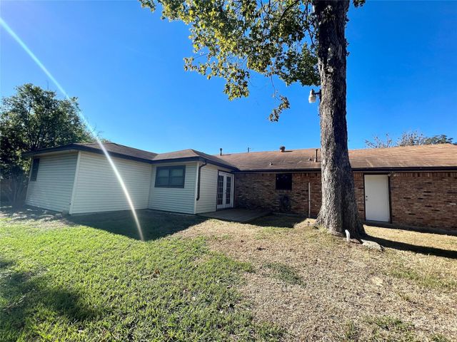 101 Pin Oak Drive, Baytown, TX 77520