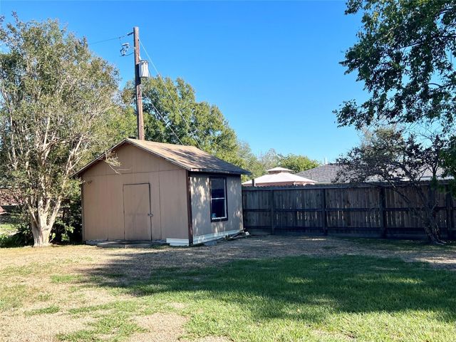 101 Pin Oak Drive, Baytown, TX 77520