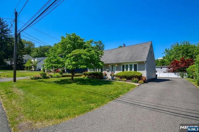 9 Pine Street, Midland Park, NJ 07432