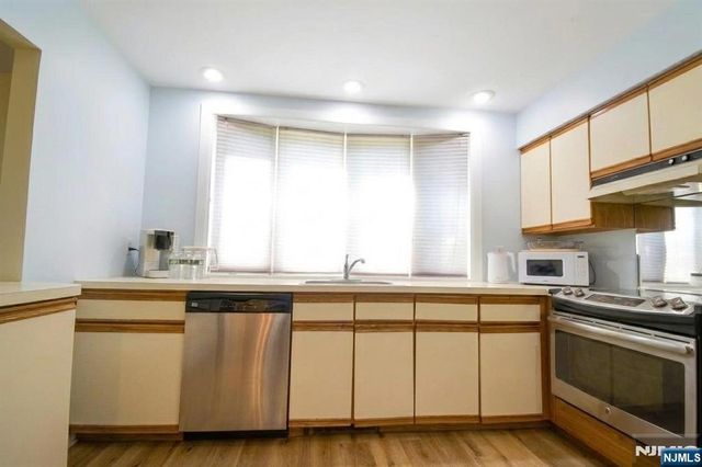 9 Pine Street, Midland Park, NJ 07432