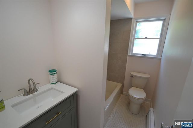 9 Pine Street, Midland Park, NJ 07432