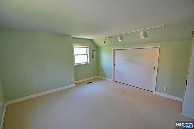 9 Pine Street, Midland Park, NJ 07432