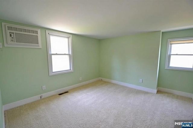 9 Pine Street, Midland Park, NJ 07432