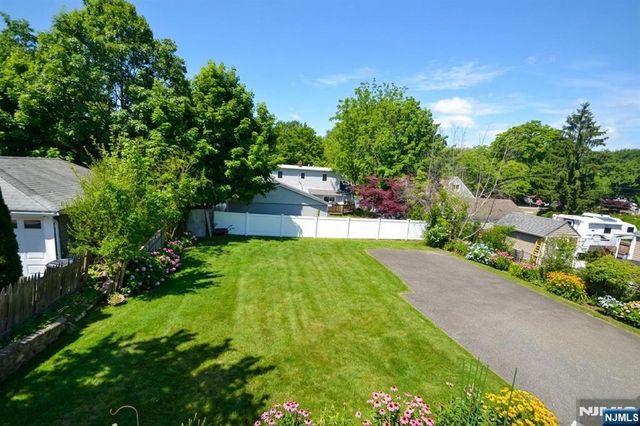 9 Pine Street, Midland Park, NJ 07432