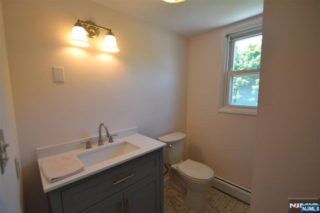 9 Pine Street, Midland Park, NJ 07432