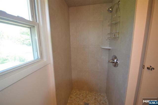 9 Pine Street, Midland Park, NJ 07432