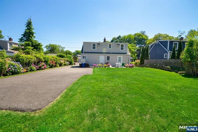 9 Pine Street, Midland Park, NJ 07432