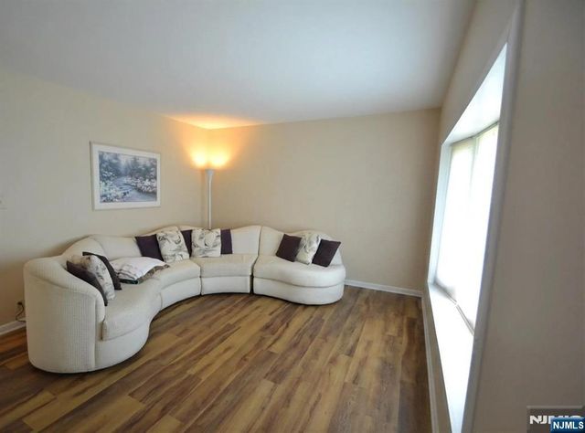 9 Pine Street, Midland Park, NJ 07432