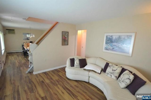 9 Pine Street, Midland Park, NJ 07432