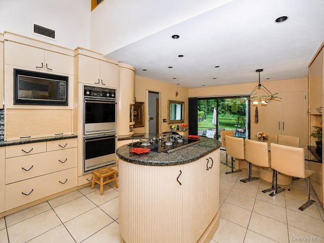 4 Stoneridge Court, Syosset, NY 11791
