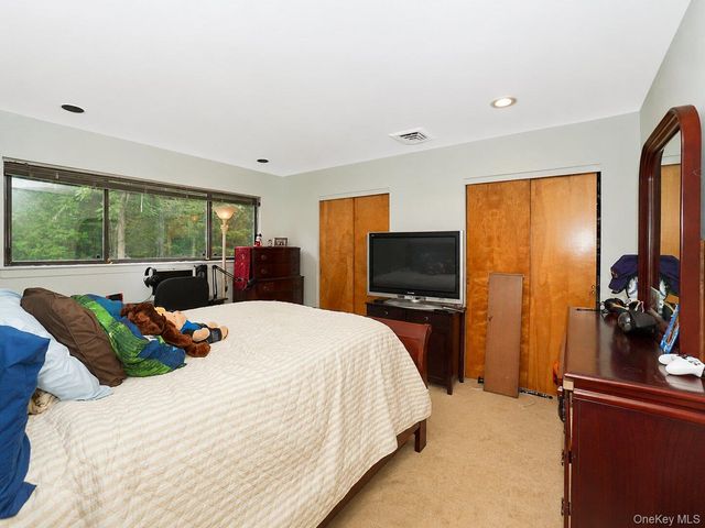 4 Stoneridge Court, Syosset, NY 11791