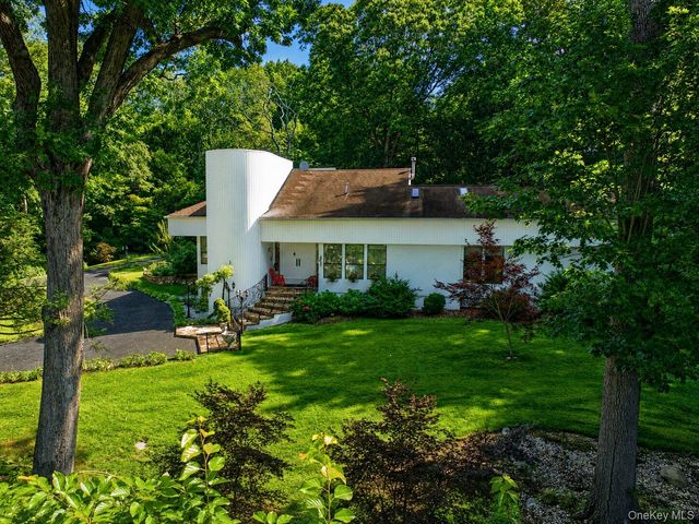 4 Stoneridge Court, Syosset, NY 11791