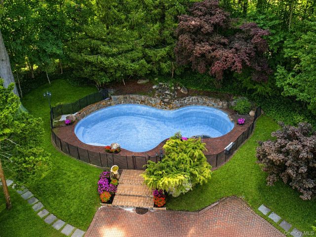 4 Stoneridge Court, Syosset, NY 11791
