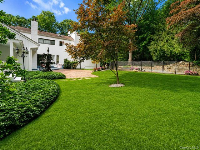 4 Stoneridge Court, Syosset, NY 11791