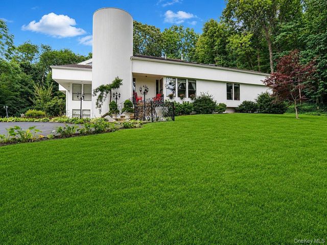 4 Stoneridge Court, Syosset, NY 11791