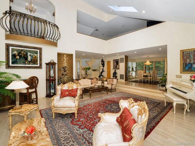 4 Stoneridge Court, Syosset, NY 11791