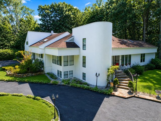 4 Stoneridge Court, Syosset, NY 11791