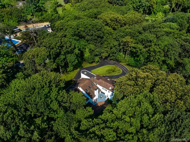 4 Stoneridge Court, Syosset, NY 11791