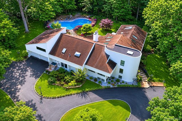 4 Stoneridge Court, Syosset, NY 11791