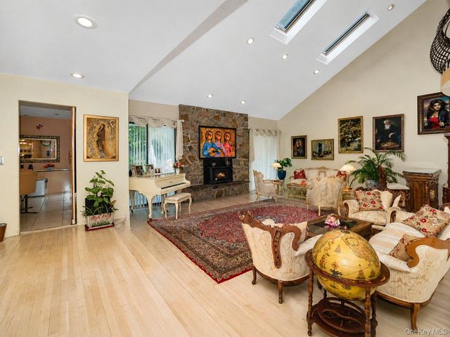 4 Stoneridge Court, Syosset, NY 11791