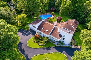4 Stoneridge Court, Syosset, NY 11791