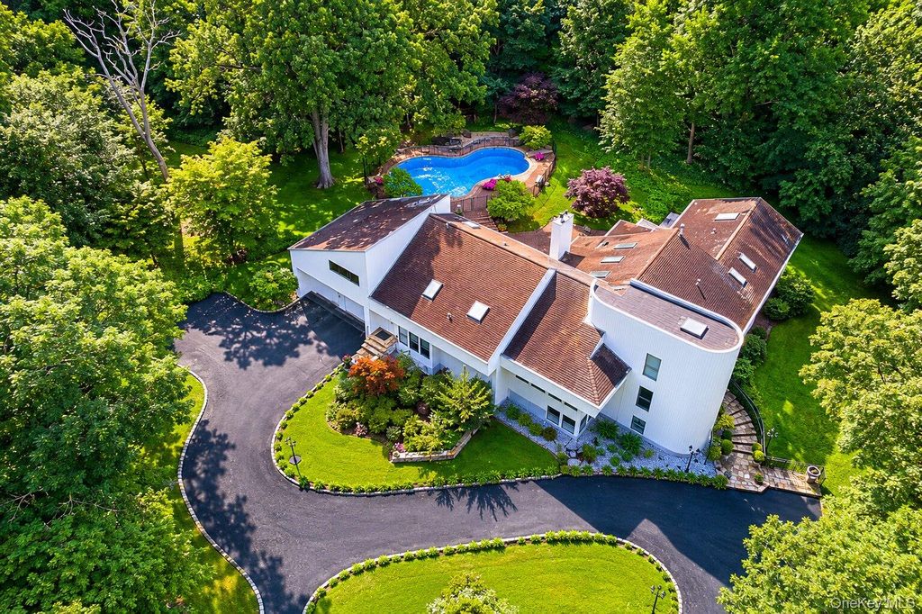 4 Stoneridge Court, Syosset, NY 11791