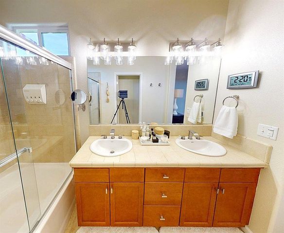 4207 Serena Lane, Clovis, CA 93619