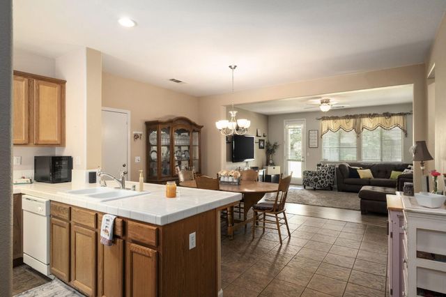454 E Sierra Avenue, Reedley, CA 93654